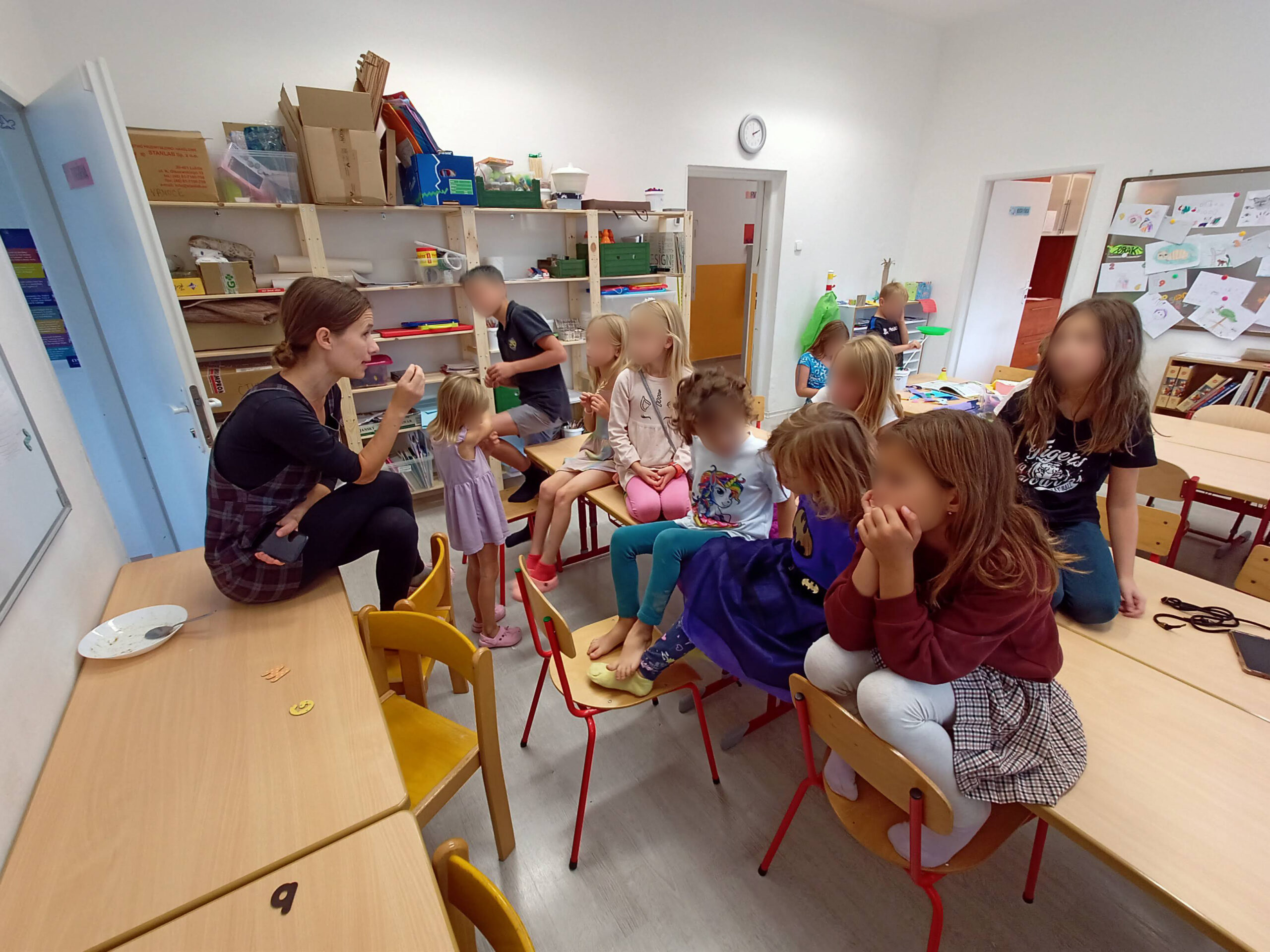 dráčata ve tvořírně žáci a rodiče školy drak na zahájení školního roku ZŠ DRAK ve Zdibech sedí společně na koberci v Herně